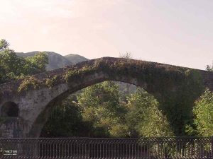 puente romano en cangas de onis asturias