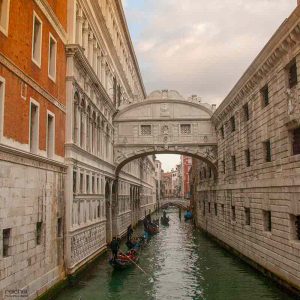 puente sobre el canal de venecia