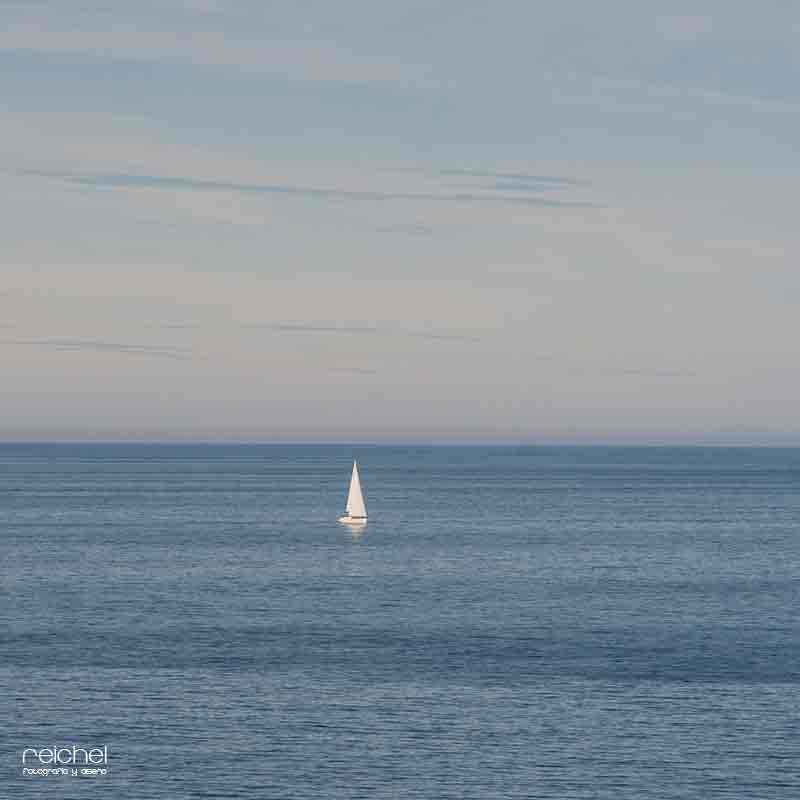 pequeño velero navegando por el mar mediterraneo