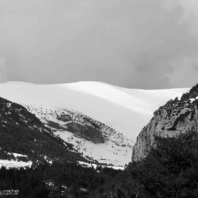 paisajes de montañas en blanco y negro