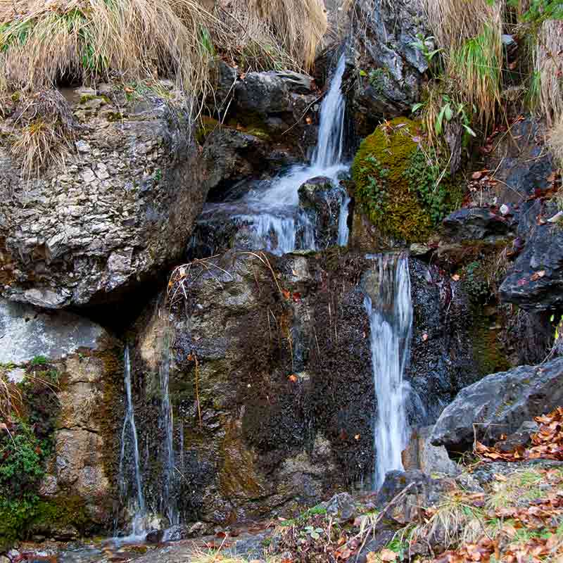 pequeñas cascadas pequeñas cascadas en otoño