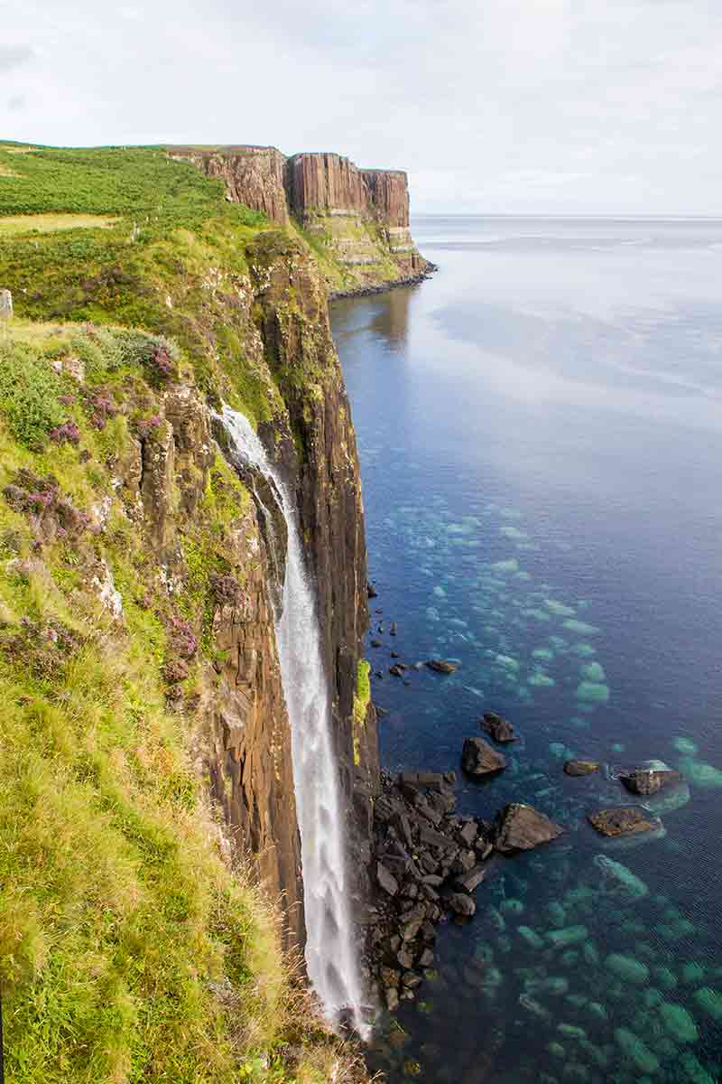 una imagen preciosas de una cascada con tonos verdosos