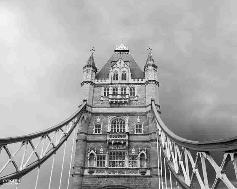 puente de la torre en blanco y negro