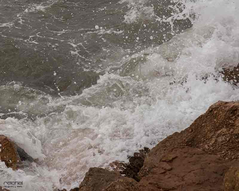 salpicaduras de una ola del mar en una roca