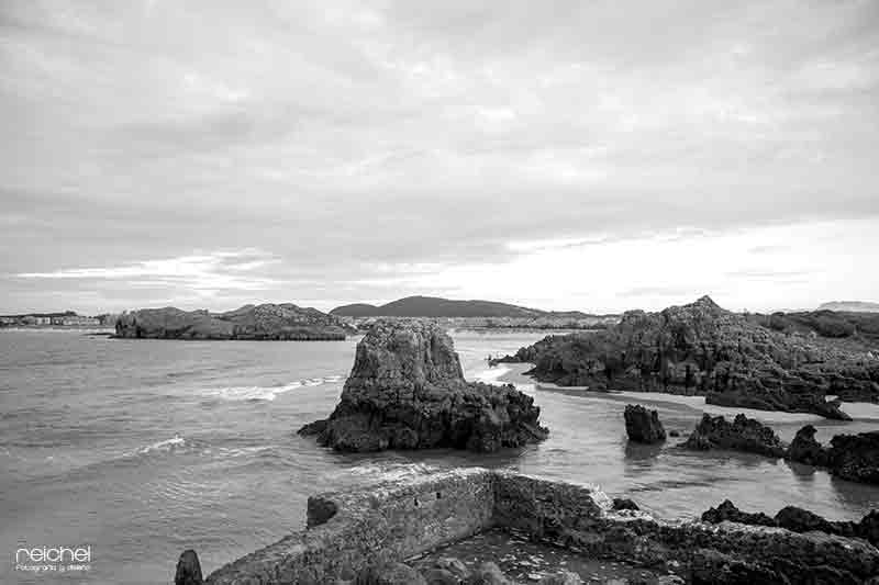 un mar con rocas en blanco y negro