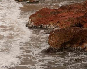una ola del mar rompiendo en una roca