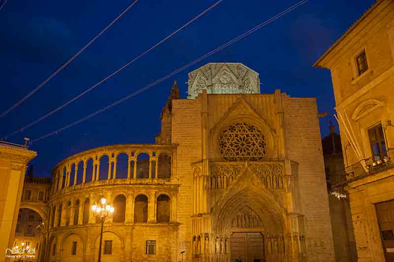 plano detalle de la catedral de valencia de noche
