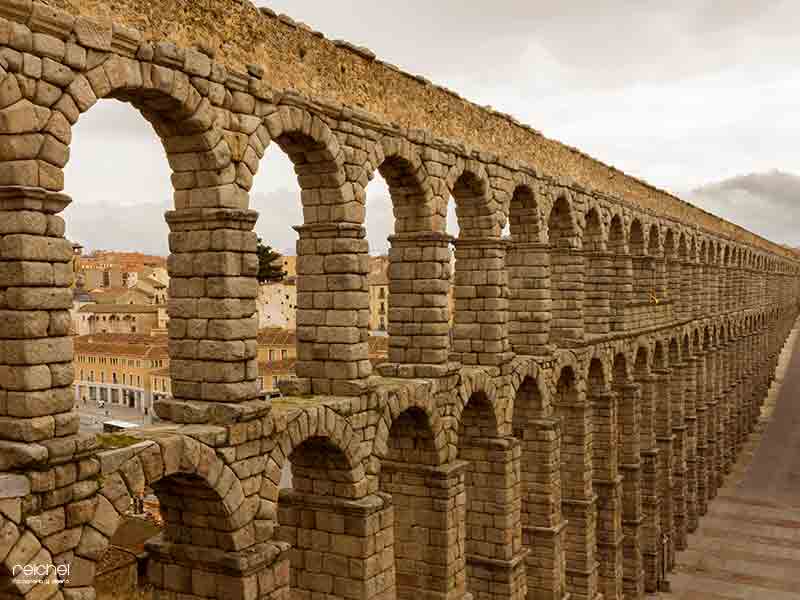 vista panoramica del acueducto romano de segovia