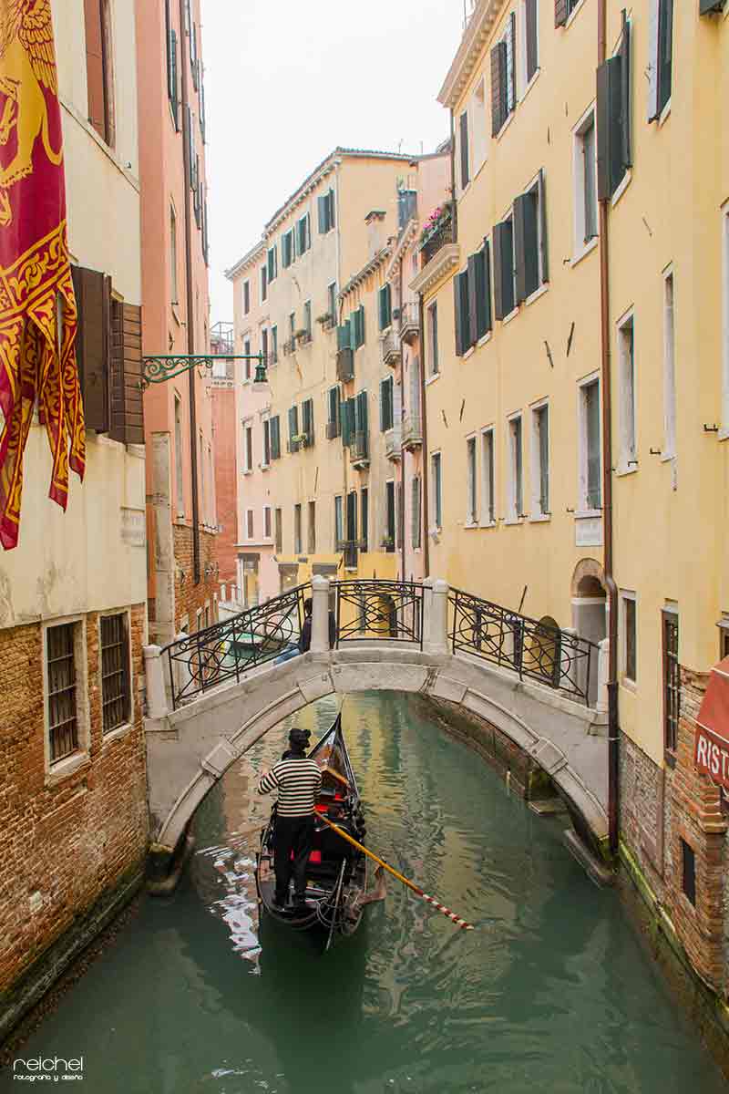 gondolero por los canales de venecia