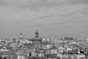 panoramica de la ciudad de sevilla en blanco y negro