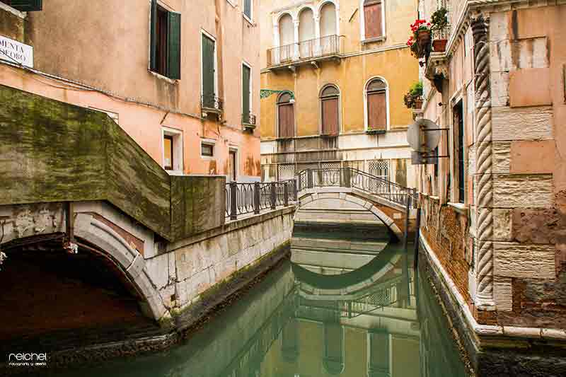 reflejos del agua en los canales de venecia