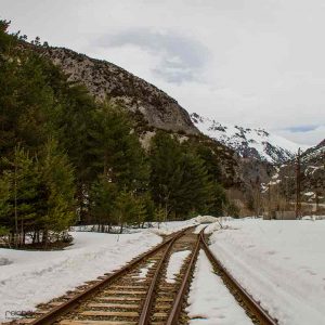 vias de trenes con nieve