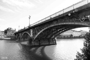 puente de triana en sevilla en blanco y negro