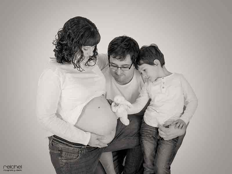 familia haciendose fotos en el estudio de embarazo
