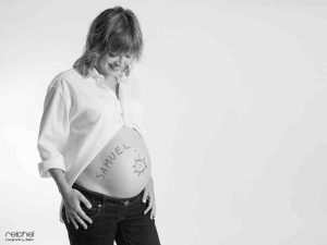 mujer enbarazada en blanco y negro