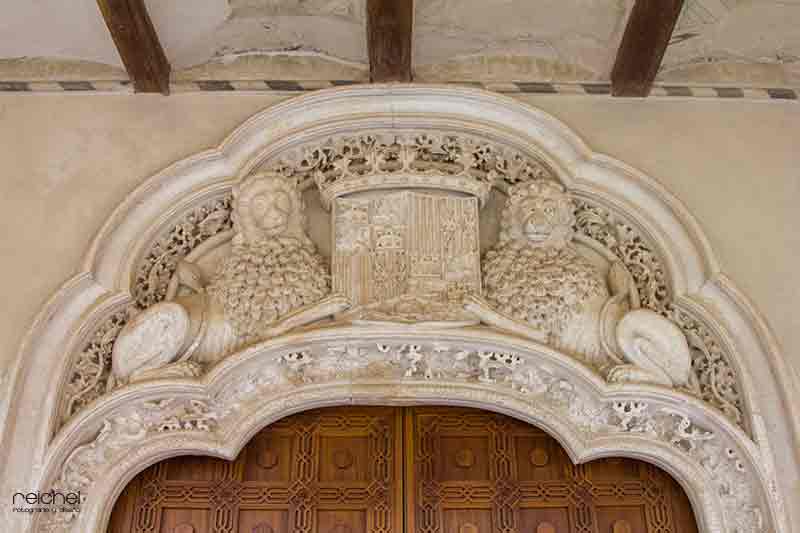 detalles de la puerta del salon del trono del palacio de la aljaferia zaragoza
