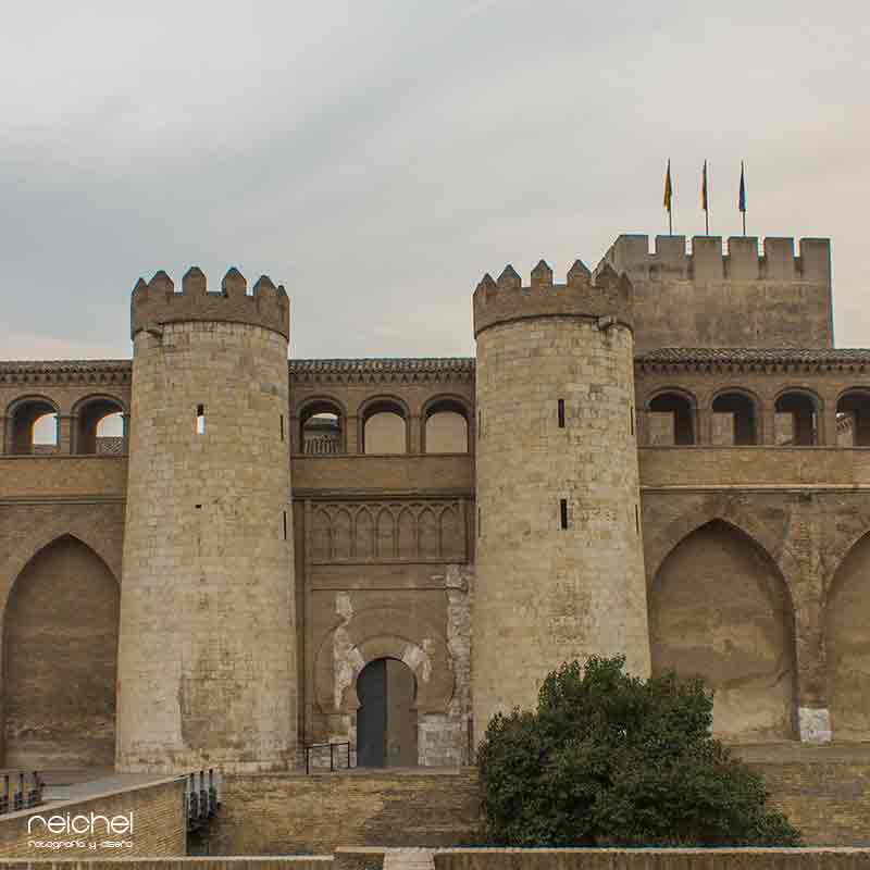 puertas de acceso al palacio de la aljaferia zaragoza