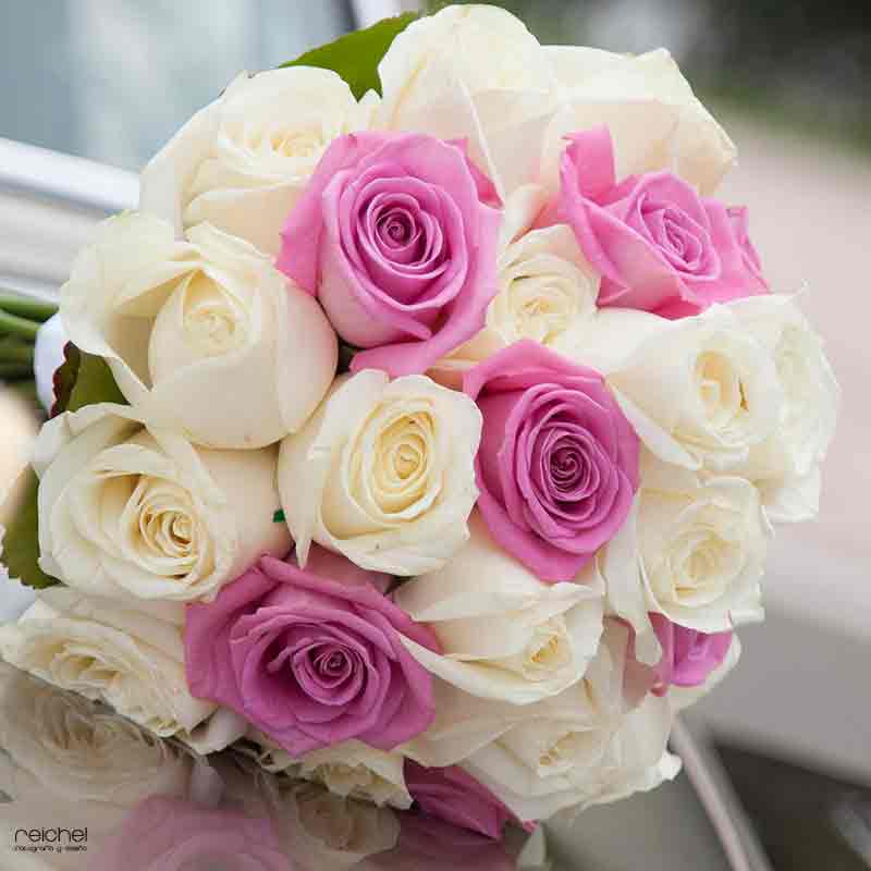 ramo de flores con rosas rosas y blancas