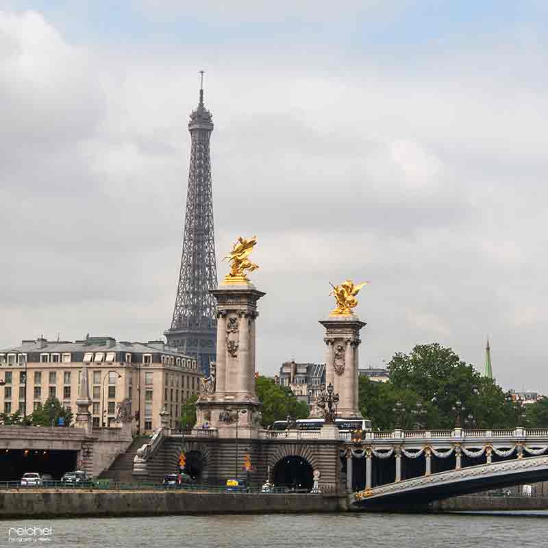 torre eiffel junto al puente de Alejandro III