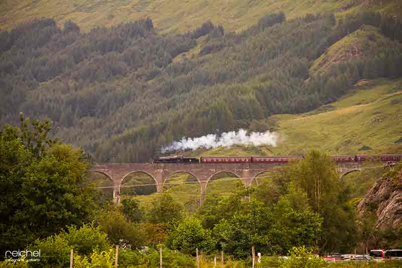 tren de vapor cruzando por-el viaducto de glenfinnan