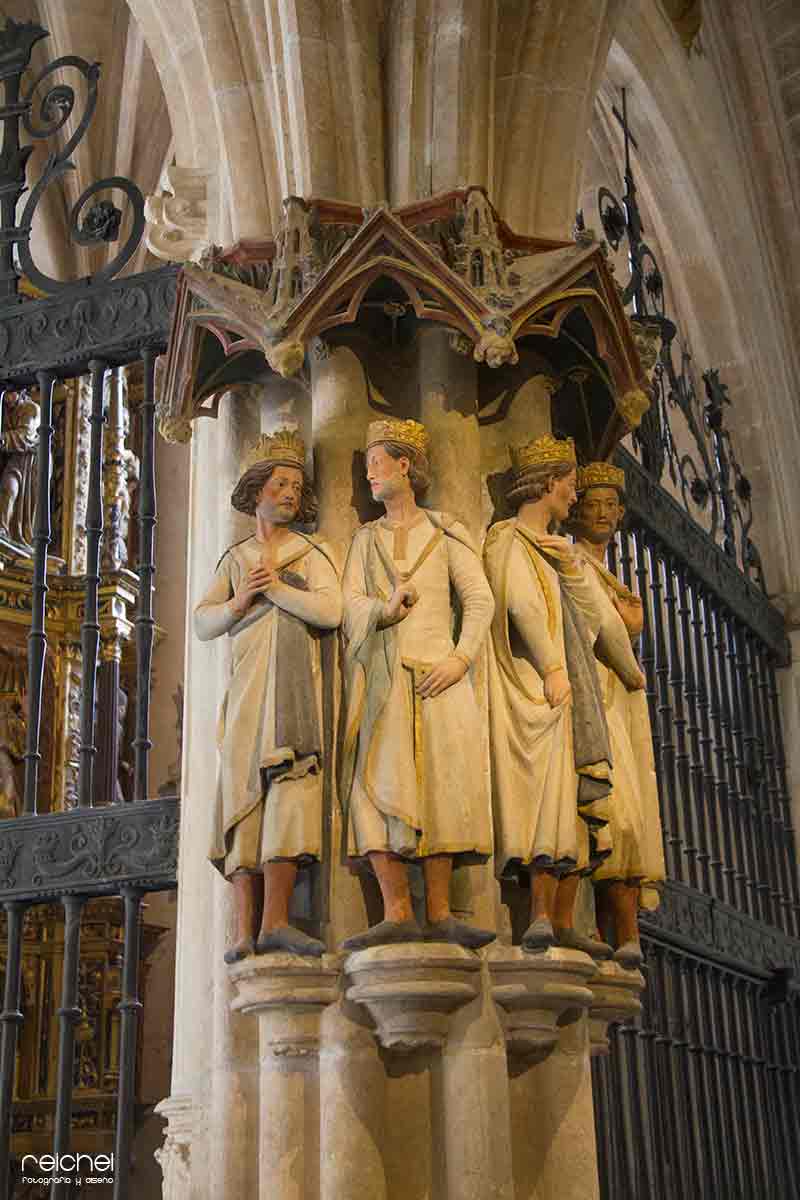 detalles de las columnas del interior de la catedral de burgos