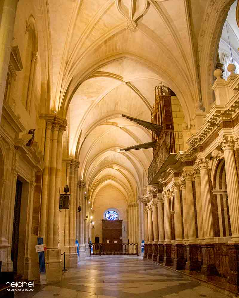 interiores de la catedral de burgos