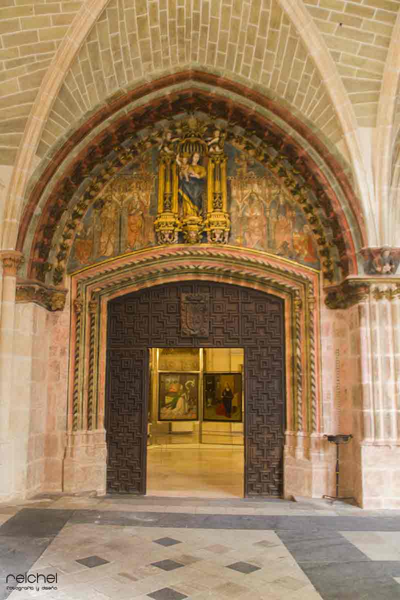 puerta del claustro alto de la catedral de burgos