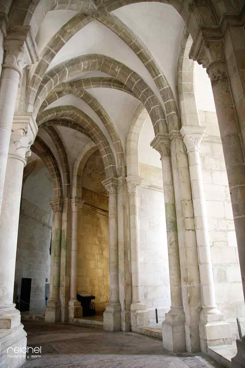 pasillos interiores del monasterio de alcobaca portugal