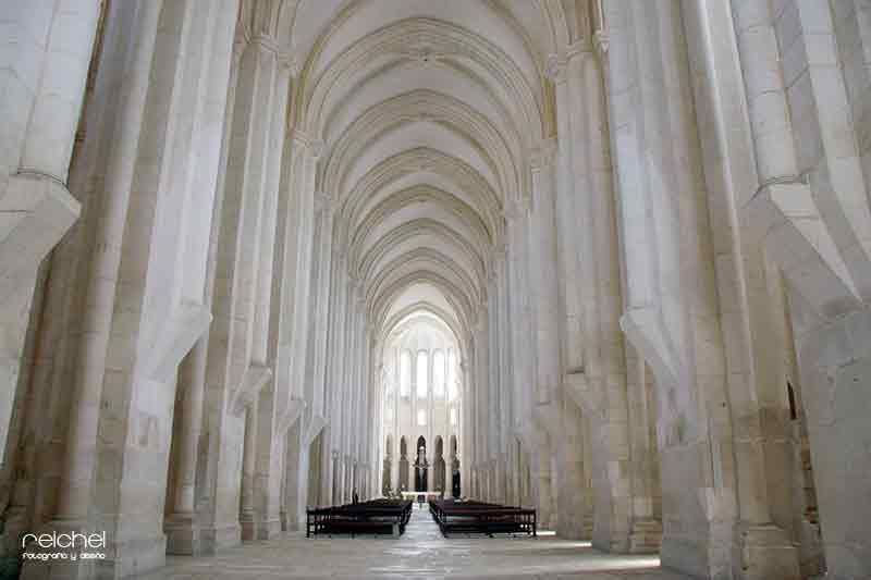 nave central del monasterio de alcabaca portugal