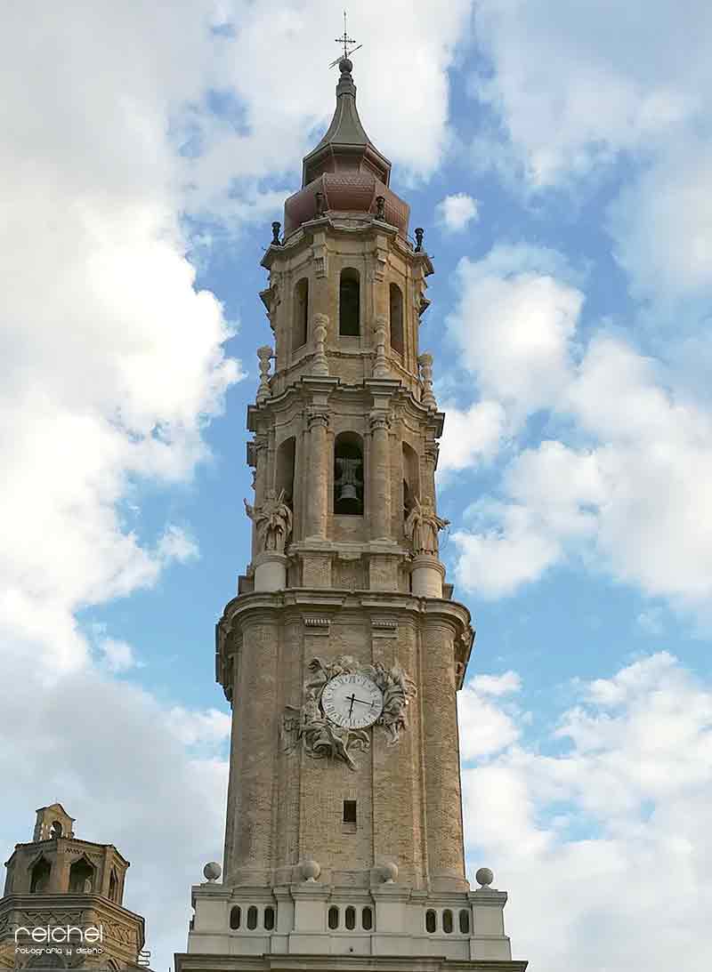 detalle de la torre de la catedral del salvador