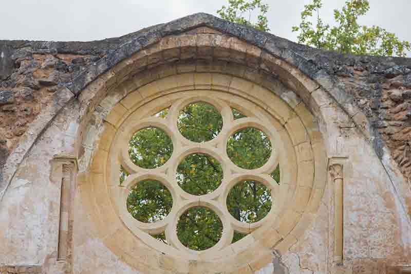 detalle del roseton del clausto del monasterio de piedra