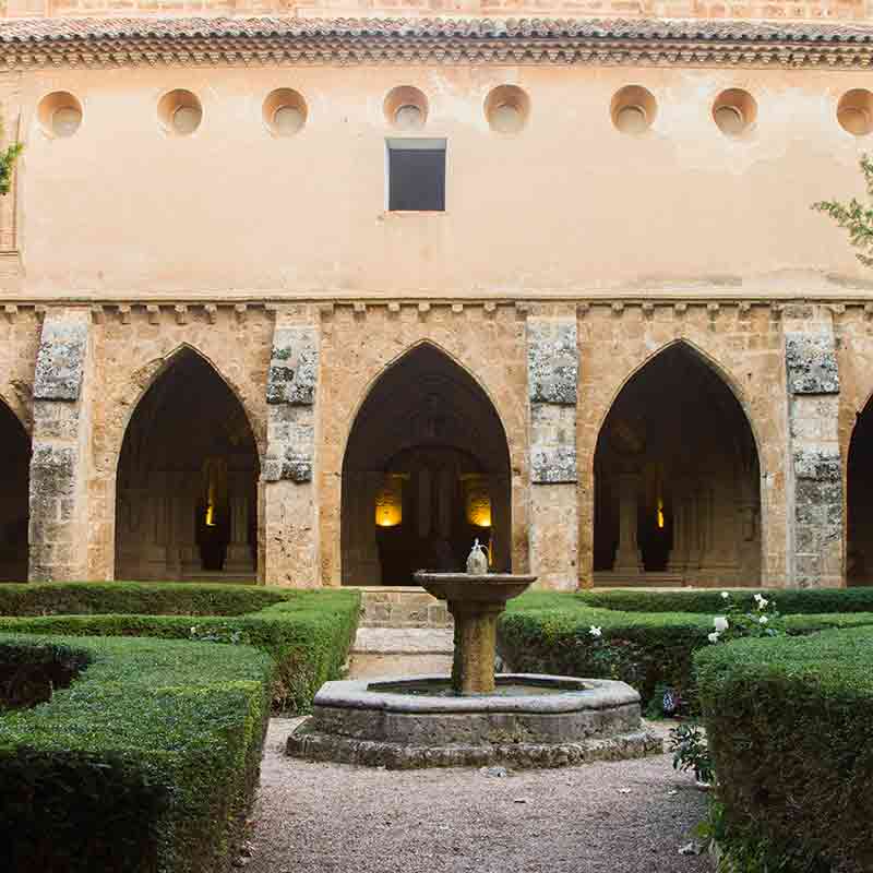 jardines del clausto del monasterio de piedra