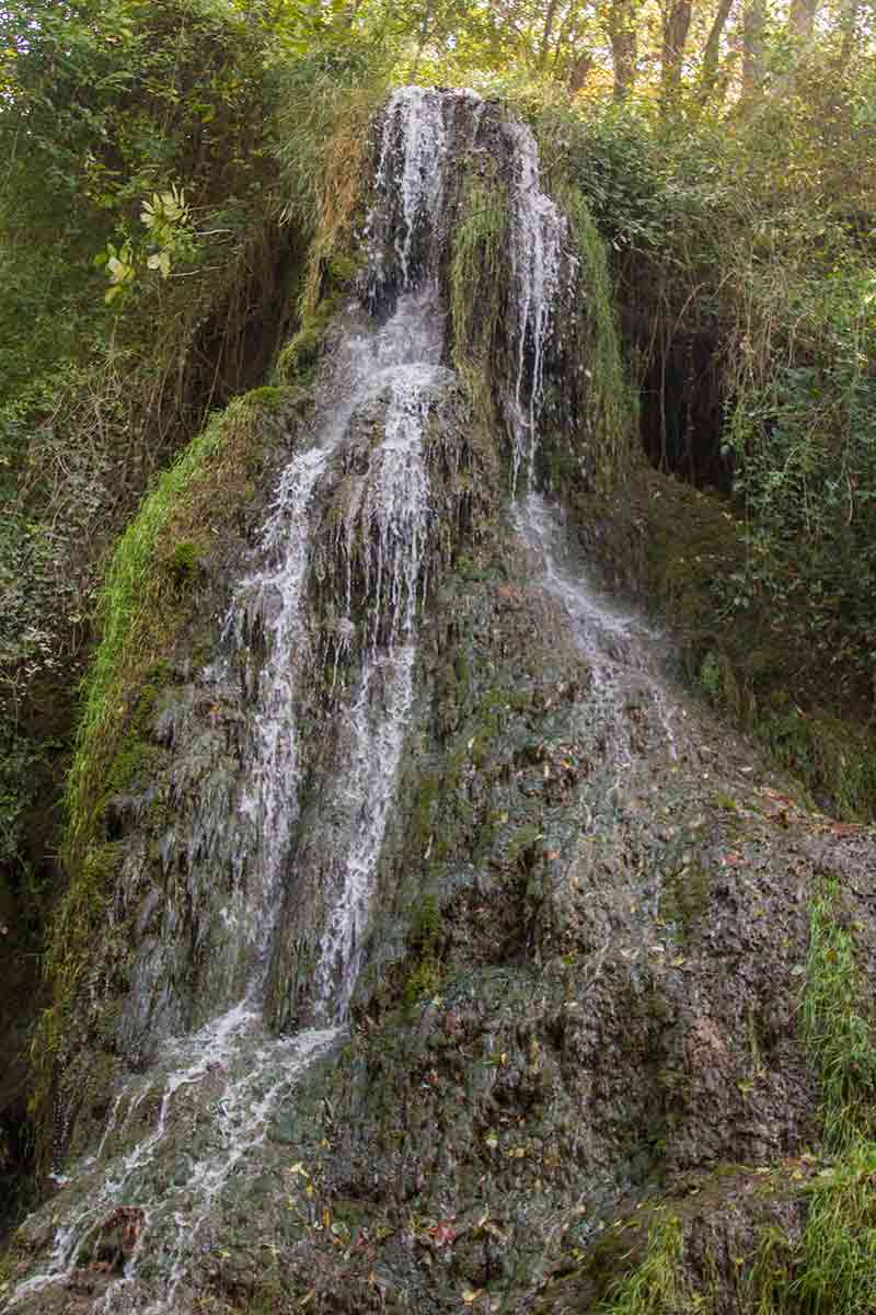 riachuelos de agua de las cascadas del monasterio de piedra